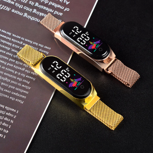 zwei flach nebeneinander liegende Uhren, eine goldene und eine rosafarbene, aus rostfreiem Stahl
