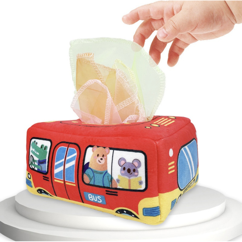 rote Tissue-Box in Form eines Busses mit Tieren im Inneren, in die ein Baby Stofftaschentücher legt