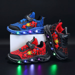 Beleuchtete Spiderman-Schuhe mit den drei verfügbaren Farben rot, schwarz und blau mit Lichtern und schwarzem Hintergrund