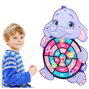 Kind mit Ball in der Hand, das auf ein Ziel in Form eines Elefanten zielt