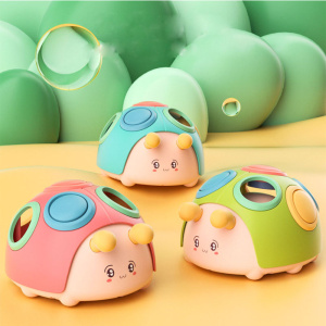 Drei Spielzeuge, die jeweils eine verschiedenfarbige Schnecke darstellen, in die runde Elemente eingefügt werden müssen