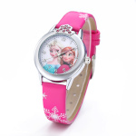 Die Schneekönigin Uhr mit rosafarbenem Armband auf weißem Hintergrund