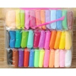 36 Farben Polymer-Knete für Kinder in einer transparenten Tasche auf einem Holztisch