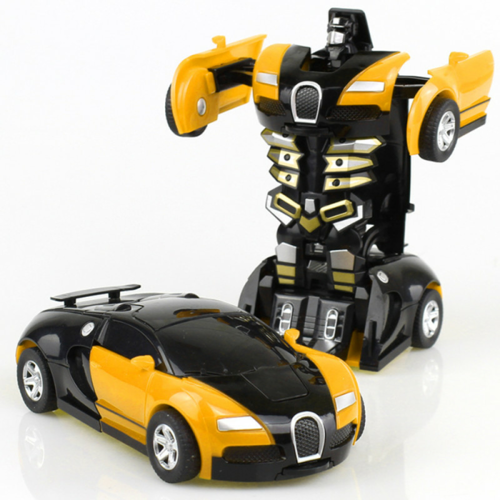 Gelb-schwarzes Auto mit dem Roboter auf der Rückseite auf weißem Hintergrund