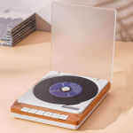 Rechteckiger CD-Spieler aus Holz und Weiß, der mit geöffnetem Deckel auf einem Schreibtisch steht