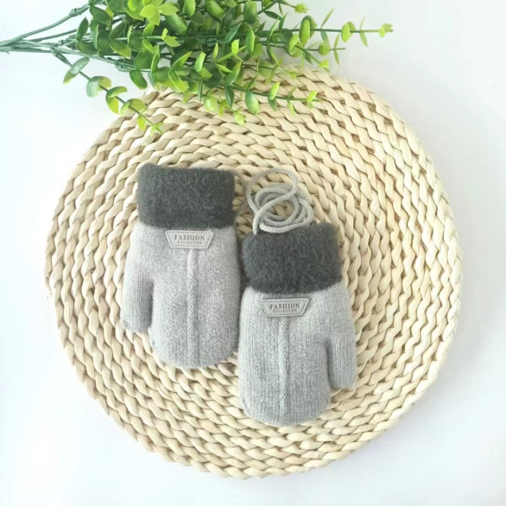 Graue Muffeln flach auf einen runden Holzständer gelegt, mit einer Pflanze daneben