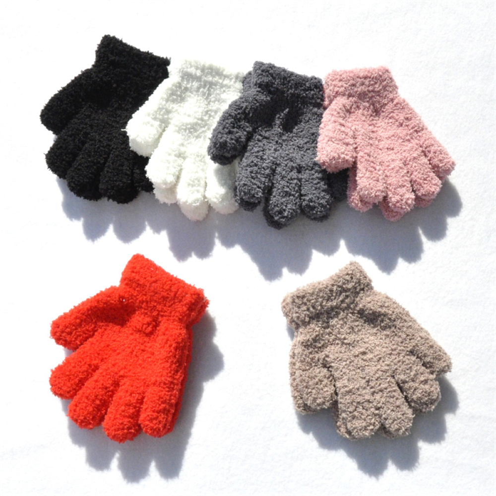6 Paar flachliegende Handschuhe in den Farben schwarz, weiß, grau, beige, rosa und rot