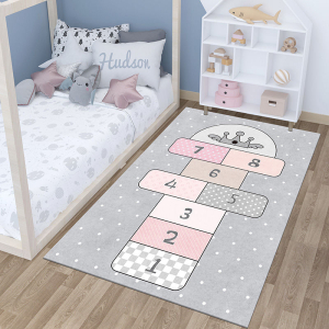 Hellgrauer Teppich für Kinder mit einem Hintergrund für ein Mädchenzimmer