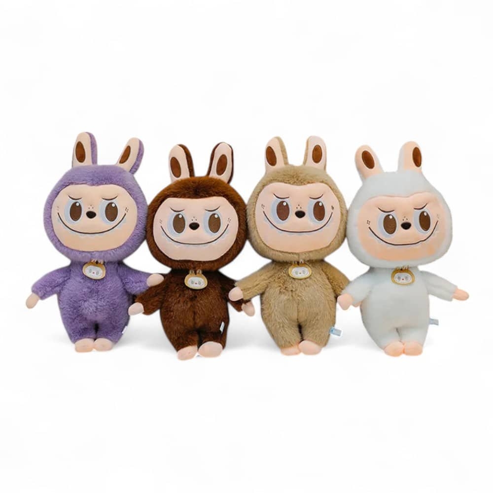 Labubu-Plüschtiere in weichen Kostümen mit großen Ohren und lustigem Lächeln, in verschiedenen Pastell- und Naturfarben.