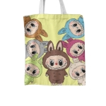 Tote-Bag mit Labubu-Figuren auf weißem Hintergrund.