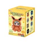Naruto Kuscheltier im Labubu-Stil Mystery Box. Gelbe Box mit dem Charakter Naruto im orangefarbenen Plüschkostüm. Vor weißem Hintergrund.