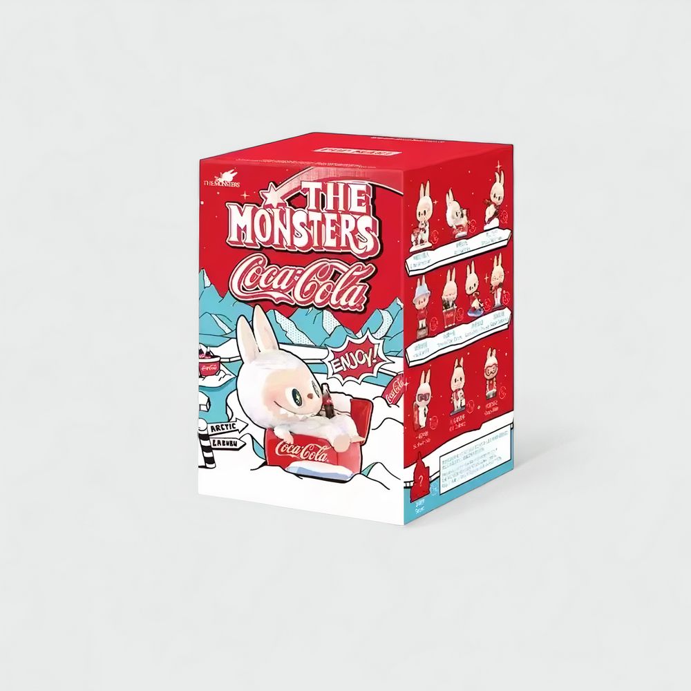 IMG_1000x1000_boite_mystere_figurine_style_labubu_collection_coca_cola4.jpeg Rote Box mit einer Zeichnung eines liegenden Labubu-Stil-Monsters, das eine Cola trinkt, vor Schnee- und Bergkulisse. Die Box steht auf einem beigefarbenen Hintergrund.