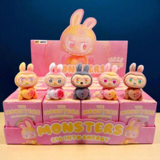 Fünf monsterartige Figuren im Labubu-Stil in verschiedenen Farben, sitzend mit einem Herz mit Schloss in den Händen, platziert auf ihren Schachteln, auf einer Holztheke mit dunkler Wand im Hintergrund.