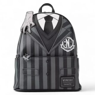 Schwarzer Rucksack mit grauen vertikalen Streifen, bedruckter Krawatte, Nevermore-Abzeichen und angenähter 3D-Hand auf der Schulter, vor weißem Hintergrund.