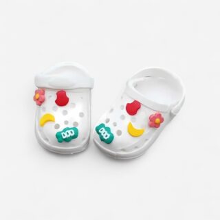 Weiße Mini-Clogs für Labubu-Puppe, im Crocs-Stil mit verspielten Dekoelementen, auf weißem Hintergrund.