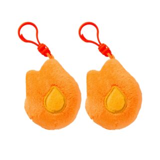Zwei Duolingo Streak-Flamme Plüschfiguren zum Anhängen an eine Kindertasche, weicher orangefarbener Stoff, liebevolles Symbol für Regelmäßigkeit auf neutralem Hintergrund.