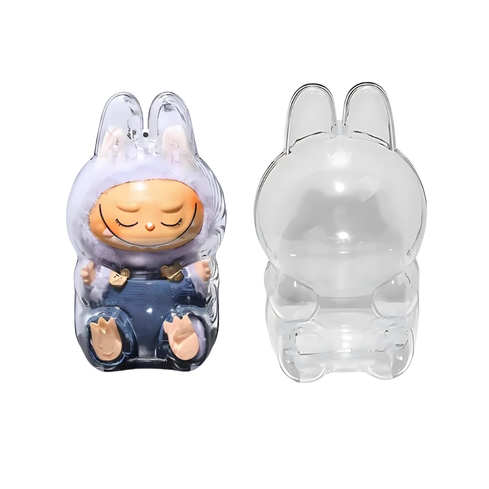 img_07_2025_Coque_de_protection_pour_peluche_assis_type_Labubu_1.jpg Schutzhülle für sitzendes Plüschtier im Labubu-Stil mit einem Labubu-Plüschtier darin, vor sehr hellem blauen Hintergrund.