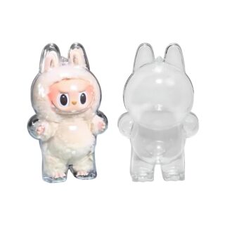 Eine Schutzhülle für stehendes Plüschtier im Labubu-Stil mit zwei Exemplaren: eines leer, eines mit Plüschtier darin.