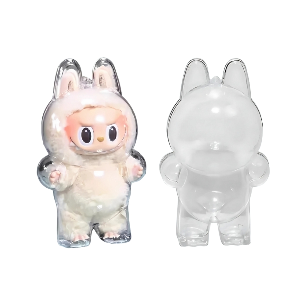 Eine Schutzhülle für stehendes Plüschtier im Labubu-Stil mit zwei Exemplaren: eines leer, eines mit Plüschtier darin.