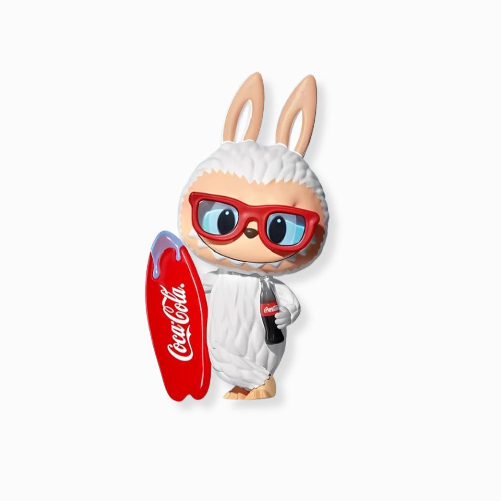 Figur Labubu Edition Weihnachten aus Vinyl mit einem Labubu Surfer, der seine Coca-Cola Flasche hält, auf weißem Hintergrund