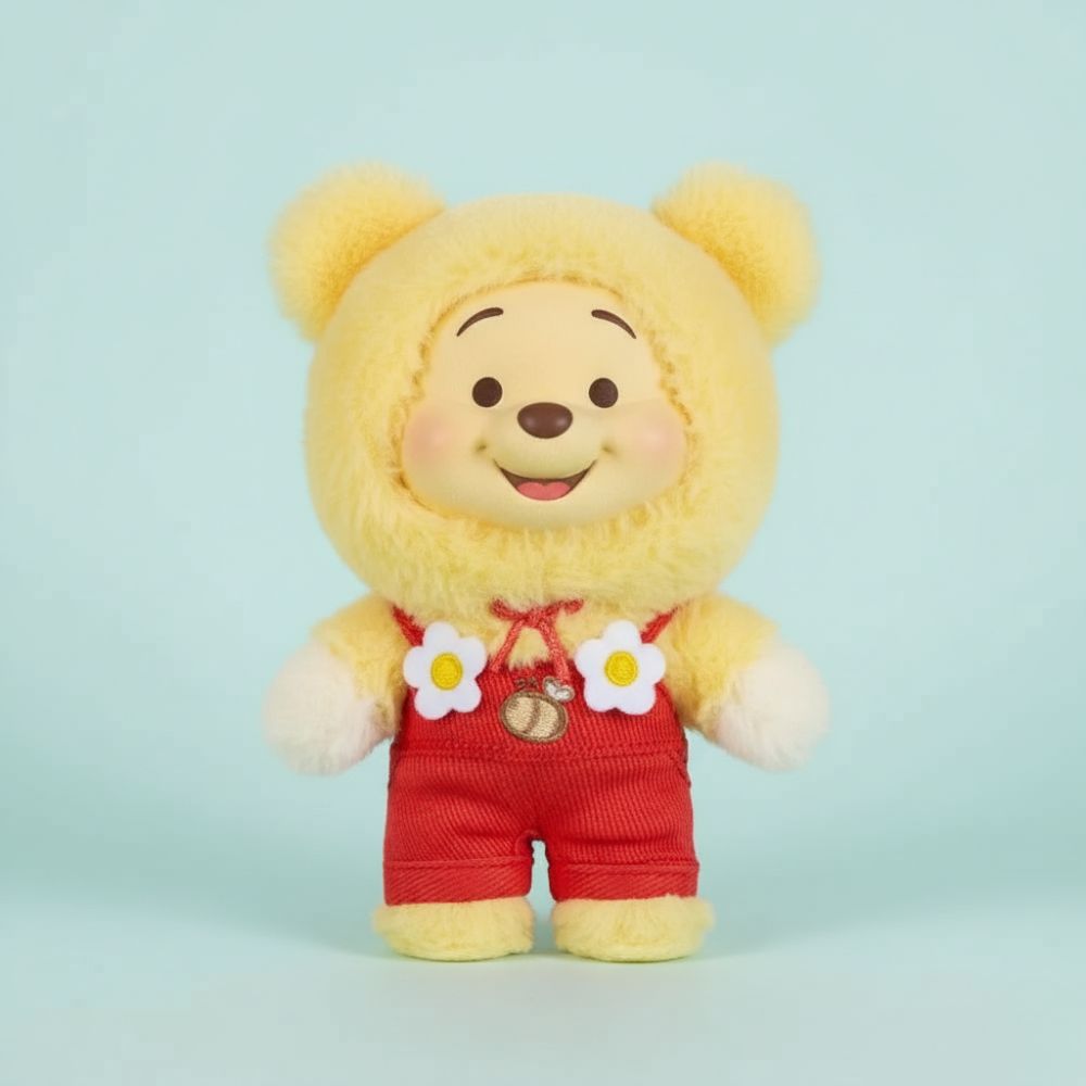 IMG_09_2025_Peluche_Winnie_lOurson_style_Labubu_3.jpg Kuscheltier Winnie Puuh Stil Labubu Kawaii auf grauem Hintergrund