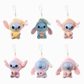 Kuscheltiere Schlüsselanhänger von Stitch im Labubu Stil auf weißem Hintergrund
