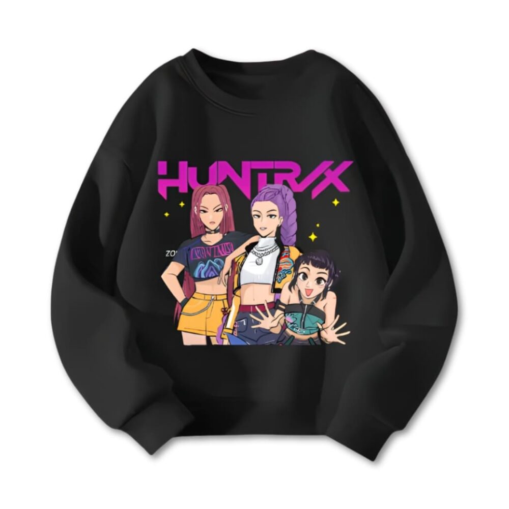 Kinder-Sweatshirt K-pop Demon Hunters Zoey Mira und Rumi mit Huntrix in Lila über den Charakteren geschrieben. Das Sweatshirt ist schwarz auf weißem Hintergrund.