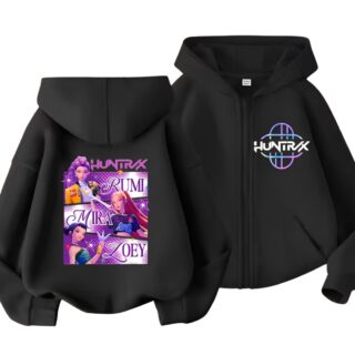 Kinder-Sweatshirt K-pop Demon Hunters mit Kapuze für Mädchen in Schwarz. Links ist das Sweatshirt von hinten zu sehen mit einem Motiv der Heldinnen aus dem Anime in Violetttönen. Rechts ist das Sweatshirt von vorne zu sehen mit einem Brustmotiv und der Aufschrift Huntrix.