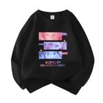 Kinder-Sweatshirt K-pop Demon Hunters schwarz buntes Motiv der 3 Heldinnen in Rechtecken. Auf weißem Hintergrund.