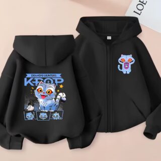 K-pop Demon Hunters Derpy Sweatshirt mit Reißverschluss und Kapuze in schwarzer Farbe. Die Rückseite ist links sichtbar mit dem großen Motiv von Derpy, rechts die Vorderseite des Sweatshirts. Ein Reißverschluss und ein Motiv von Derpy auf der Herzseite. Auf hellrosa Hintergrund.