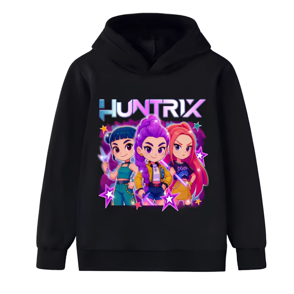 K-pop Demon Hunters Huntrix Hoodie mit Kapuze in schwarzer Farbe. Das Motiv stellt die drei Charaktere in Mädchenversionen dar mit HUNTRIX groß darüber geschrieben. Auf weißem Hintergrund.