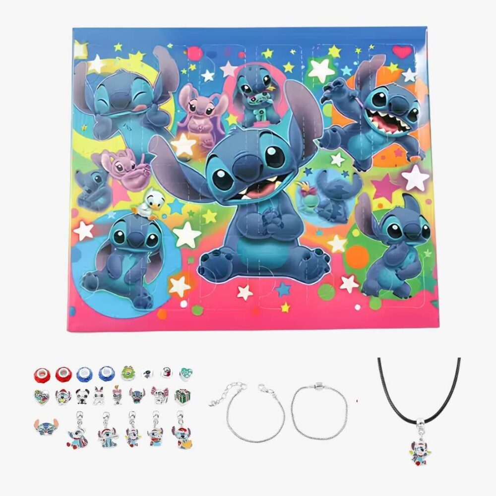 Adventskalender Stitch Schmuckherstellung. Unter dem Kalender, Stitch Anhänger, zwei silberne Armbänder und eine Halskette mit schwarzer Kordel. Auf weißem Hintergrund.