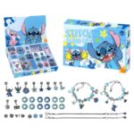 Adventskalender Stitch Armbänder und Anhänger Pandora-Stil. Auf dem Bild befindet sich die Schachtel oben links mit angehobenem Deckel und die gleiche Schachtel rechts geschlossen. Unter den beiden Schachteln die Anhänger, Charms und Armbänder zum Zusammensetzen. Auf weißem Hintergrund.