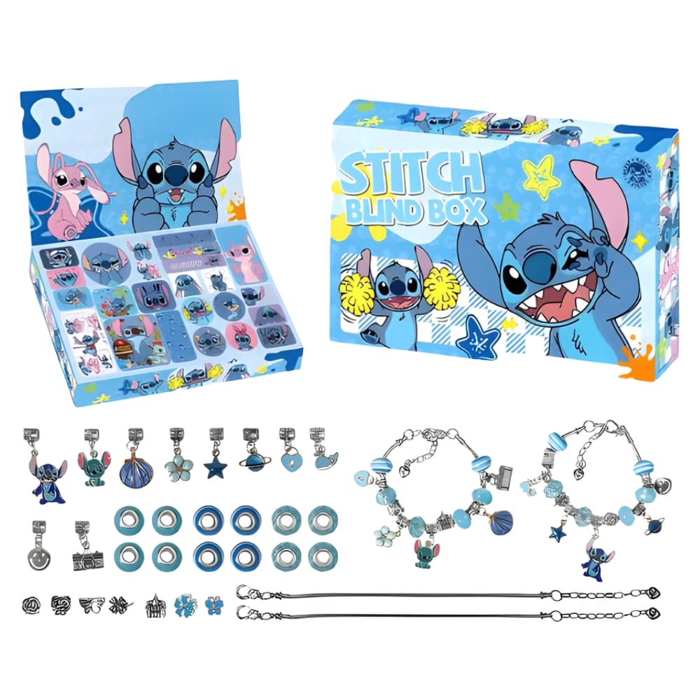 Adventskalender Stitch Armbänder und Anhänger Pandora-Stil. Auf dem Bild befindet sich die Schachtel oben links mit angehobenem Deckel und die gleiche Schachtel rechts geschlossen. Unter den beiden Schachteln die Anhänger, Charms und Armbänder zum Zusammensetzen. Auf weißem Hintergrund.