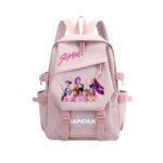 Rucksack K-pop Demon Hunters für die Grundschule in rosa Farbe mit mehreren Verstellriemen. Die Helden des Anime auf der Vorderseite gedruckt. Auf weißem Hintergrund.