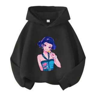 Ein Kinder-Sweatshirt mit Kapuze K-pop Demon Hunters in Schwarz mit einem Motiv, das Zoey in der Mitte darstellt, auf einem weißen Hintergrund.