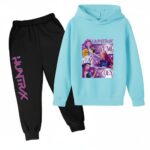 Jogginganzug K-pop Demon Hunters zweifarbig mit einer schwarzen Hose und der Aufschrift "Huntrix" in lila Großbuchstaben auf einem Bein und einem hellblauen Sweatshirt mit Kapuze mit einem Motiv, das die 3 Heldinnen und ihre Vornamen darstellt. Auf weißem Hintergrund.