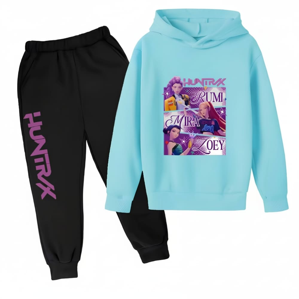 Jogginganzug K-pop Demon Hunters zweifarbig mit einer schwarzen Hose und der Aufschrift "Huntrix" in lila Großbuchstaben auf einem Bein und einem hellblauen Sweatshirt mit Kapuze mit einem Motiv, das die 3 Heldinnen und ihre Vornamen darstellt. Auf weißem Hintergrund.