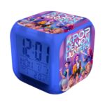 K-pop Demon Hunters Wecker Funktion Nachtlicht in blauer Farbe mit digitalem Display. Auf den anderen Seiten Dekorationen mit den Charakteren aus dem Film und dem Namen in Großbuchstaben. Auf weißem Hintergrund.