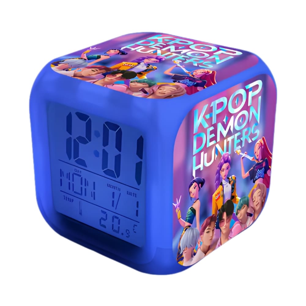 IMG_10_2025_reveil_K_pop_Demon_Hunters_fonction_veilleuse_2.jpg K-pop Demon Hunters Wecker Funktion Nachtlicht in blauer Farbe mit digitalem Display. Auf den anderen Seiten Dekorationen mit den Charakteren aus dem Film und dem Namen in Großbuchstaben. Auf weißem Hintergrund.