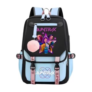 Sac à dos K-pop Demon Hunters avec port USB. De couleurs bleue, noire et rose. Un pompon rose est accroché sur le haut du sac, un motif des héros avec l'inscription Huntrix et des sangles de serrage. Sur fond blanc.