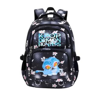 Sac à dos K-pop Demon Hunters imperméable de couleur noir avec des fleurs roses sur l'ensemble du cartable. Sur la poche avant, un motif imprimé du tigre bleu avec ses yeux oranges. Au-dessus le titre "K-pop Demon Hunters" en bleu et majuscules. Sur fond blanc.