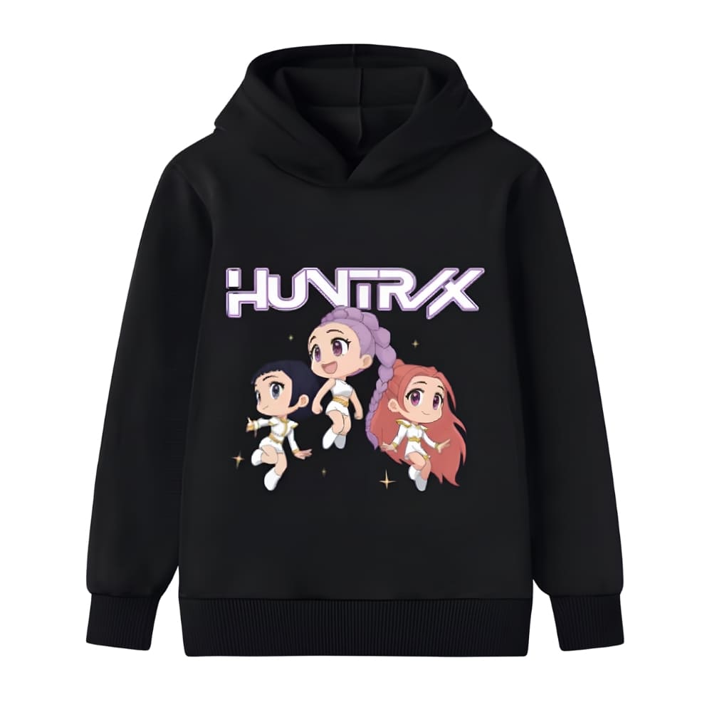 IMG_10_2025_Sweat_K_pop_Demon_Hunters_Huntrix_style_cartoon_3.jpg Sweat enfant K-pop Demon Hunters Huntrix style cartoon. Le sweat est noir avec une capuche. Le motif représente les trois personnages principaux en version cartoon avec le nom HUNTRIX écrit au-dessus. Sur fond blanc.