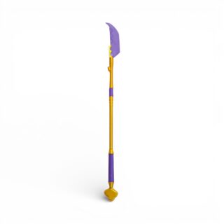alt="Hallebarde Mira Huntrix jouet télescopique violet doré posée verticalement montrant lame violette courbée et manche doré détaillé sur fond blanc.