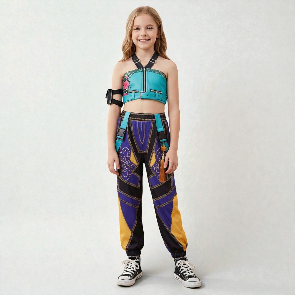 Fille souriante portant le Déguisement Kpop Demon Hunters cosplay de Zoey : top turquoise à bretelles noires et pantalon baggy violet-or aux motifs géométriques.