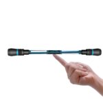 Stylo à bille bleu rotatif pour enfant sur fond blanc